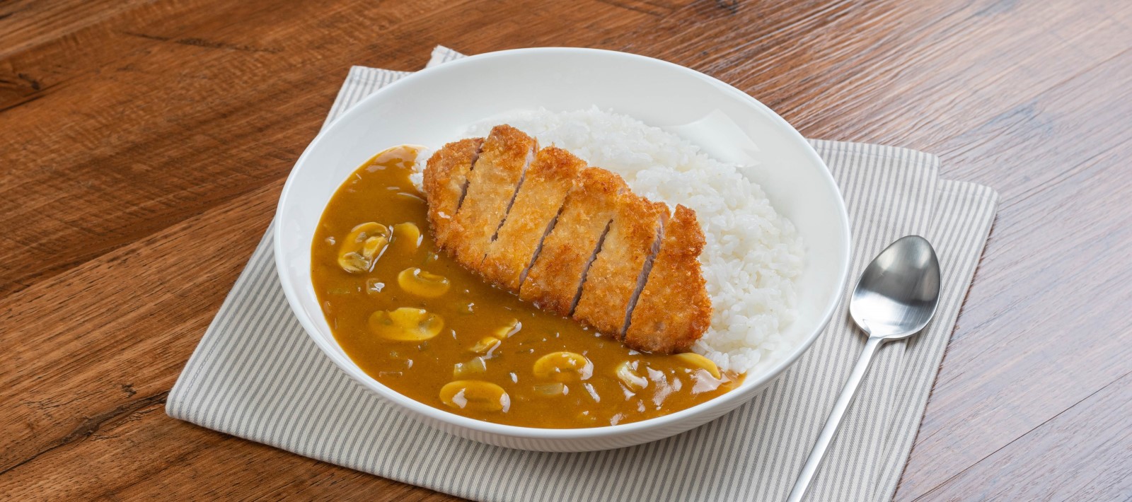 바삭한 튀김옷과 촉촉한 고기 단면이 잘 드러난 돈가스