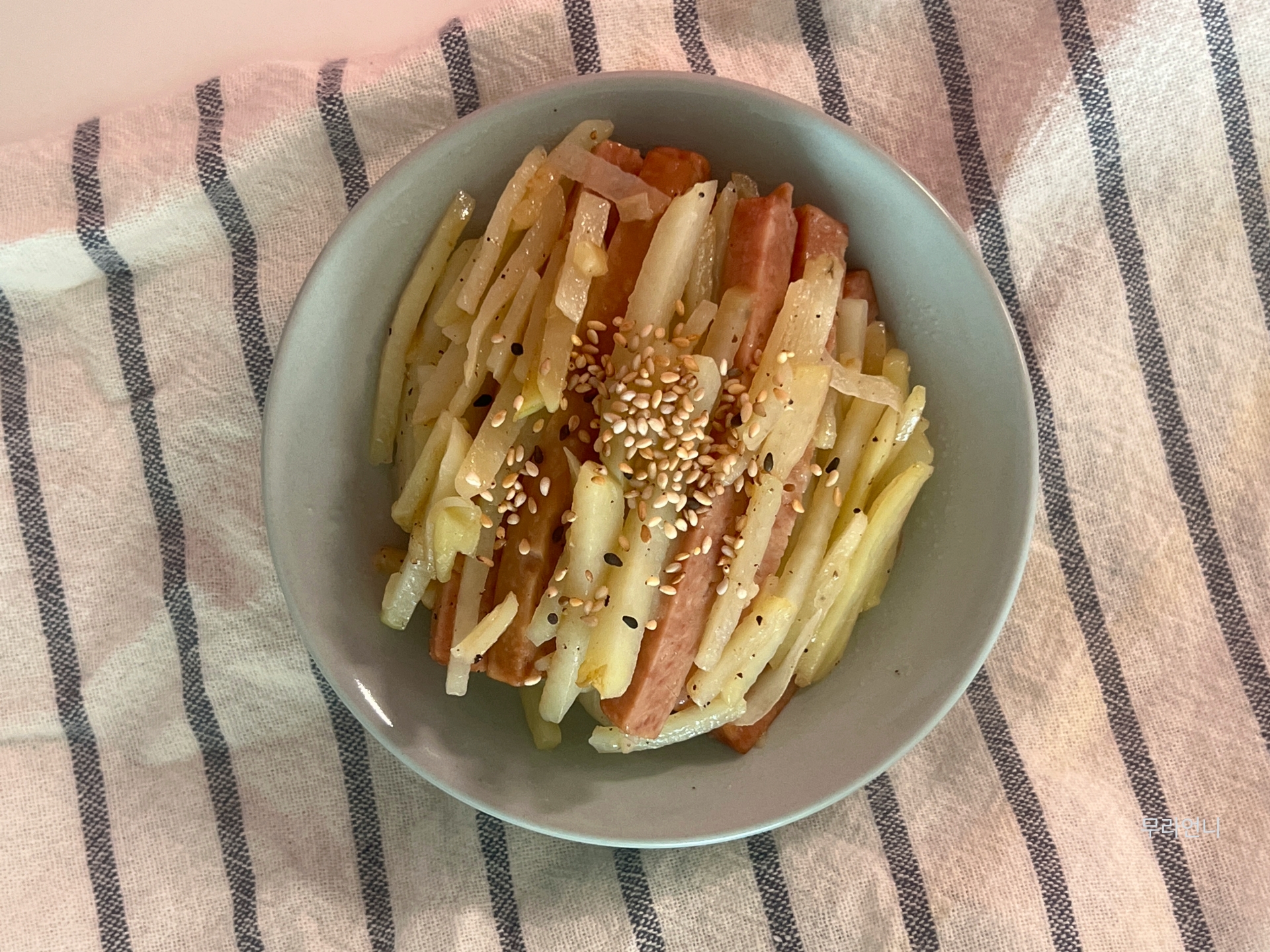 접시에 담고 통깨 듬뿍 뿌리면 완성이에요