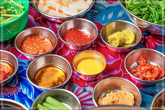 생방송 오늘저녁 수원 인계동 수십가지 반찬, 레트로 옛날 학교 교실 분위기, 냉동 삼겹살 맛집