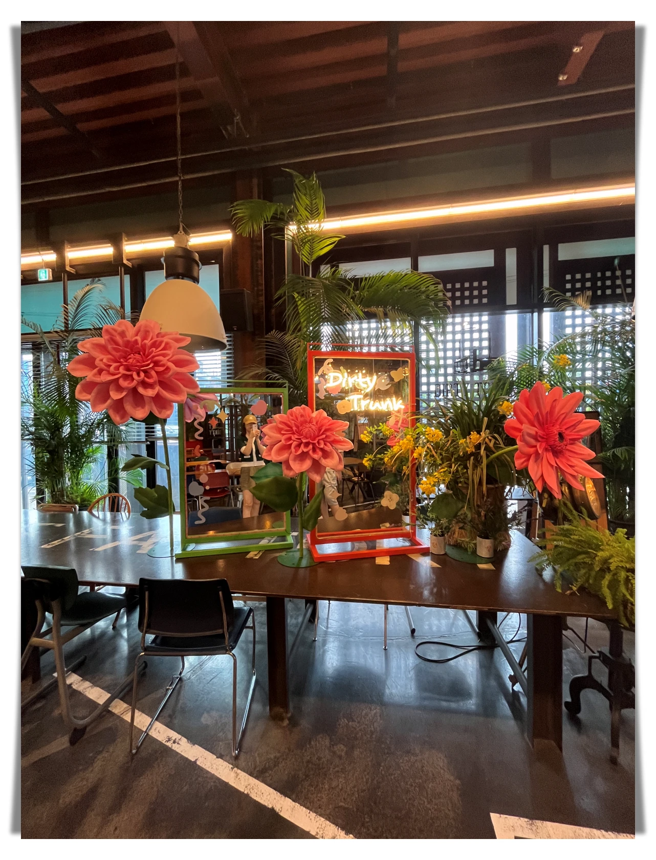 더티트렁크-내부-인테리어-꽃장식