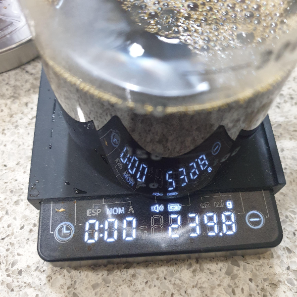 하리오 V60을 사용한 핸드 드립 2인분 레시피_240ml 추출된 모습