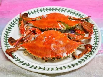 그릇위에 올라간 꽃게찜