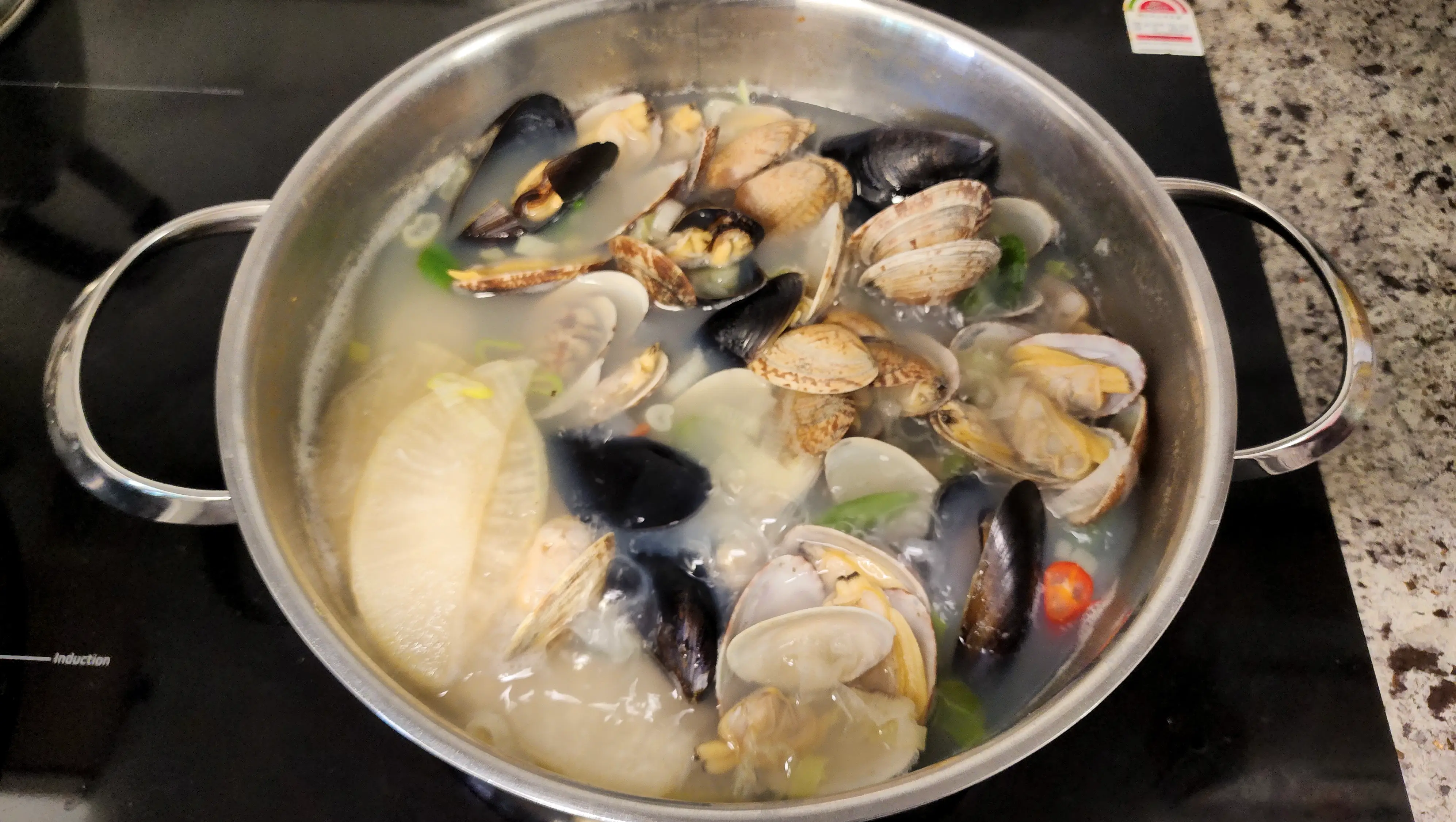 홍합과-바지락과-국물이-들어-있는-넓은냄비가-전기렌지-위에서-끓고-있는사진-03