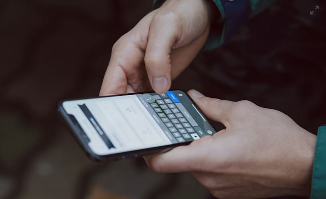 출처: unsplash 제공 핸드폰 하는 사람 사진