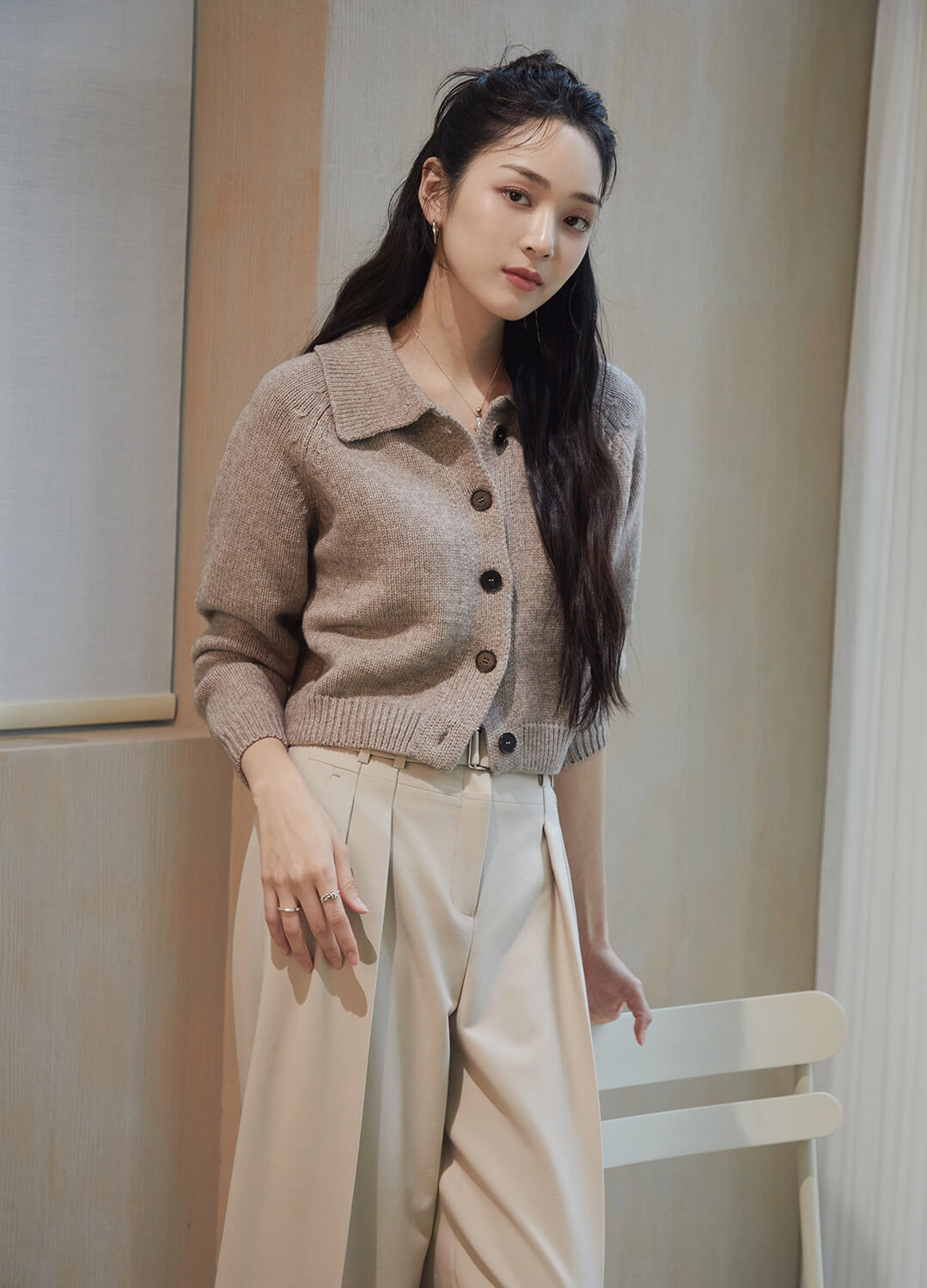카라 니트 가디건 코코아색 모델 착장1