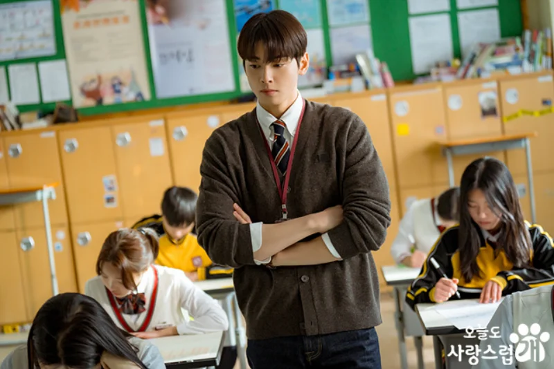 교실에서 시험을 치르는 학생들 사이를 걸으면서 감독하고 있는 드라마 오늘도 사랑스럽개 출연 배우 차은우