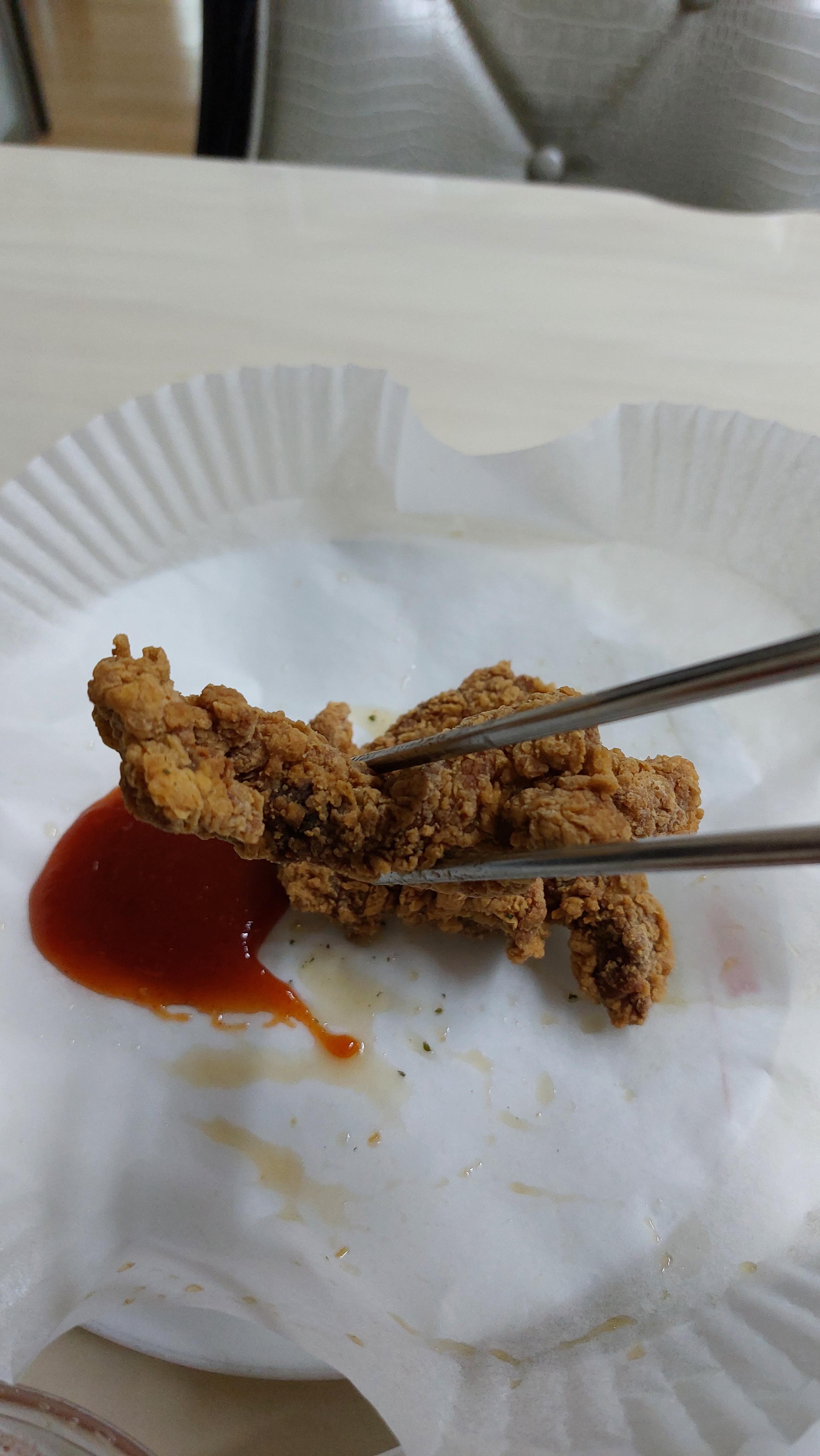 생각보다 두툼한 튀김옷이 약간은 아쉽