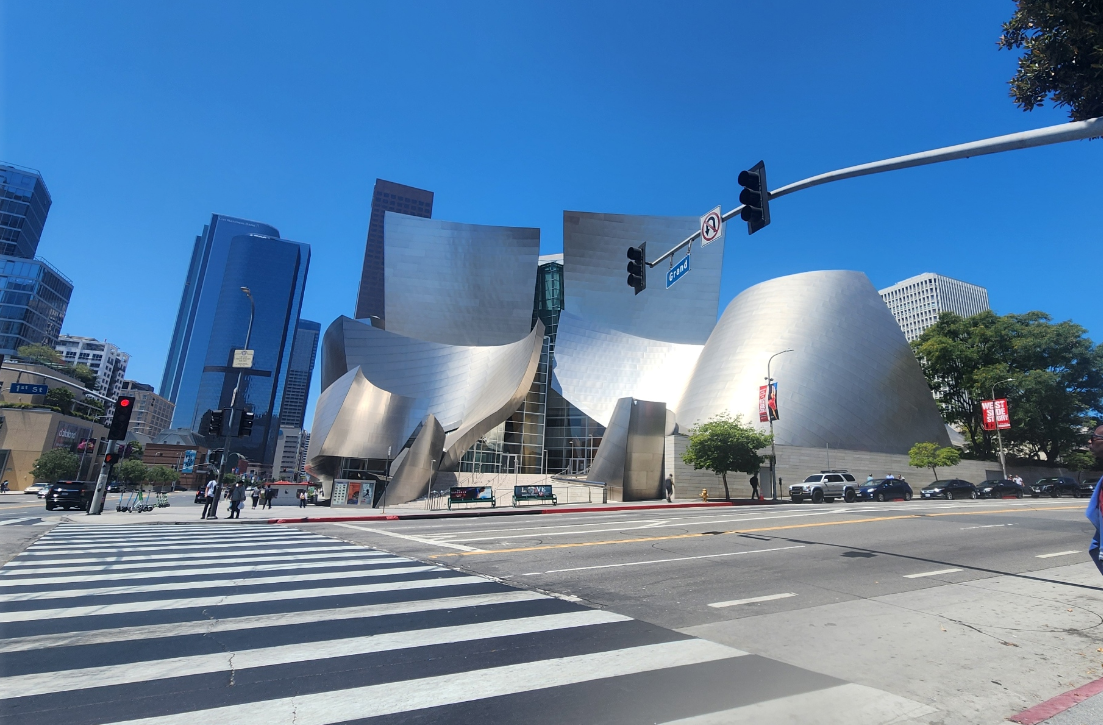 Grand Street 횡단보도에서 본 콘서트홀 전경