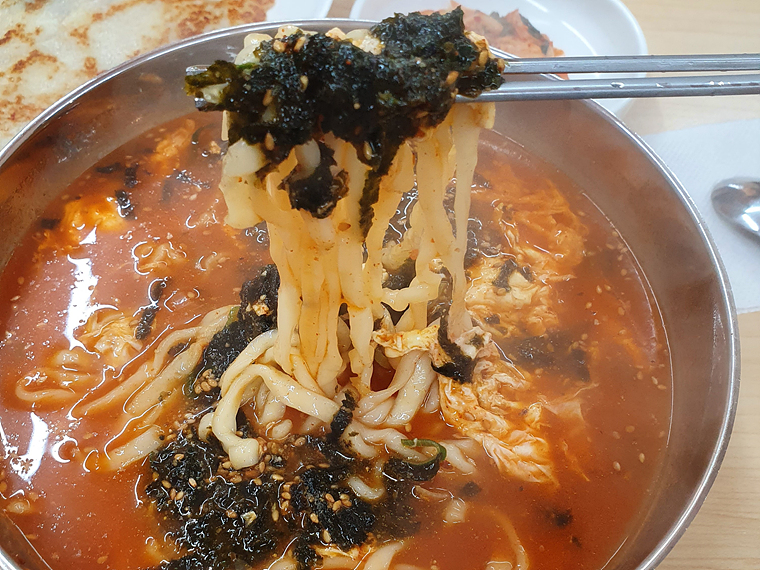 금이야-옥이야-장칼국수-면발