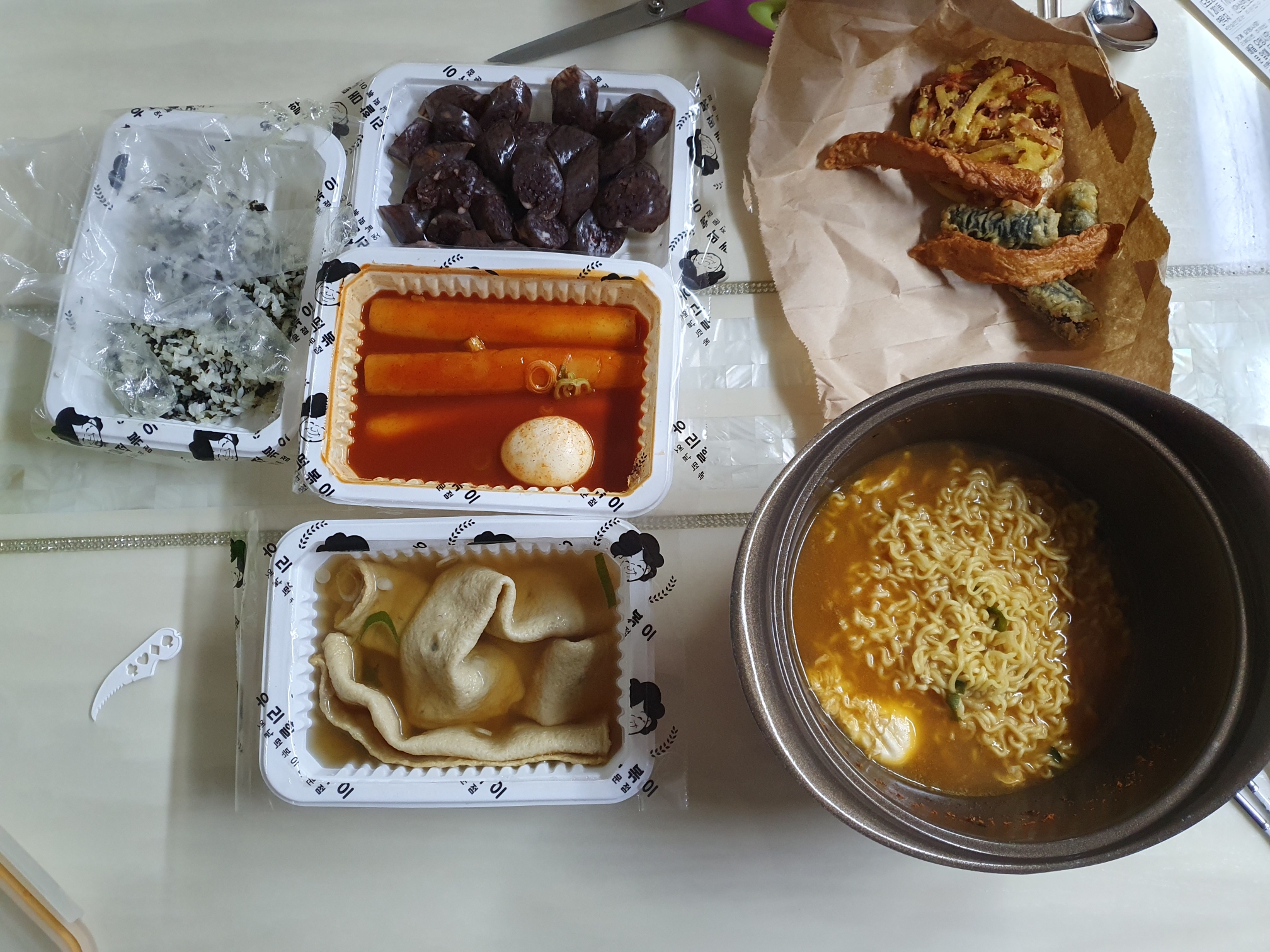 배달 오는 시간에 맞춰 라면도 하나 삶았습니다.