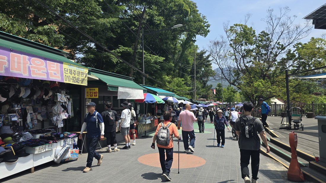 도봉산역 가까운 상가 거리. 등산용품 노점과 식당이 늘어서 있어요