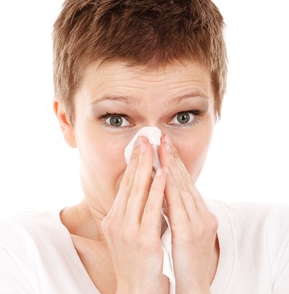 휴지로-콧물-닦는-여성