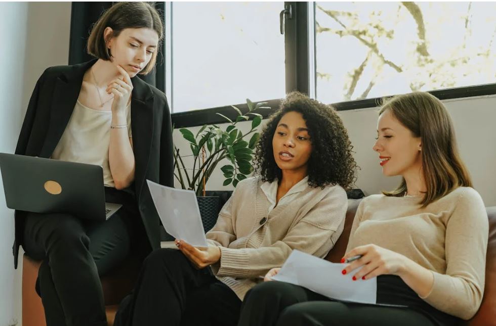 정부지원사업에 대해 알아보고 있다.