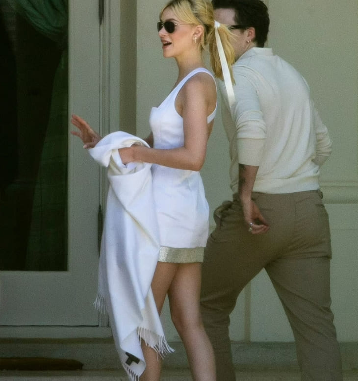 [Newly wed] 베컴 아들의 화려한 결혼 축하행사 VIDEO: Cheeky Brooklyn Beckham pats new wife Nicola Peltz on bottom after David and Victoria gift