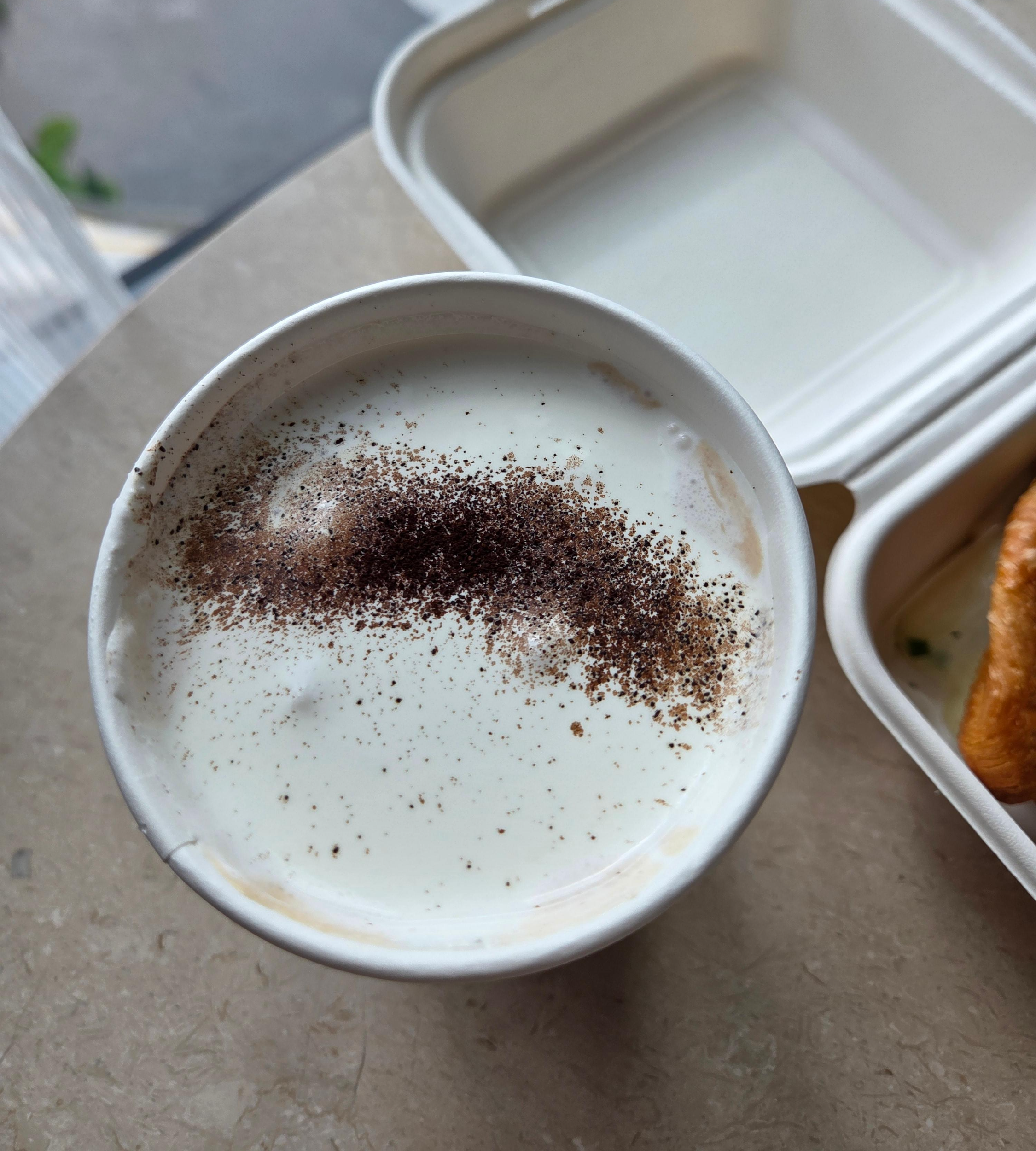 진한 크림과 고소한 커피가 조화를 이루는 크레스타운 커피의 아인슈페너