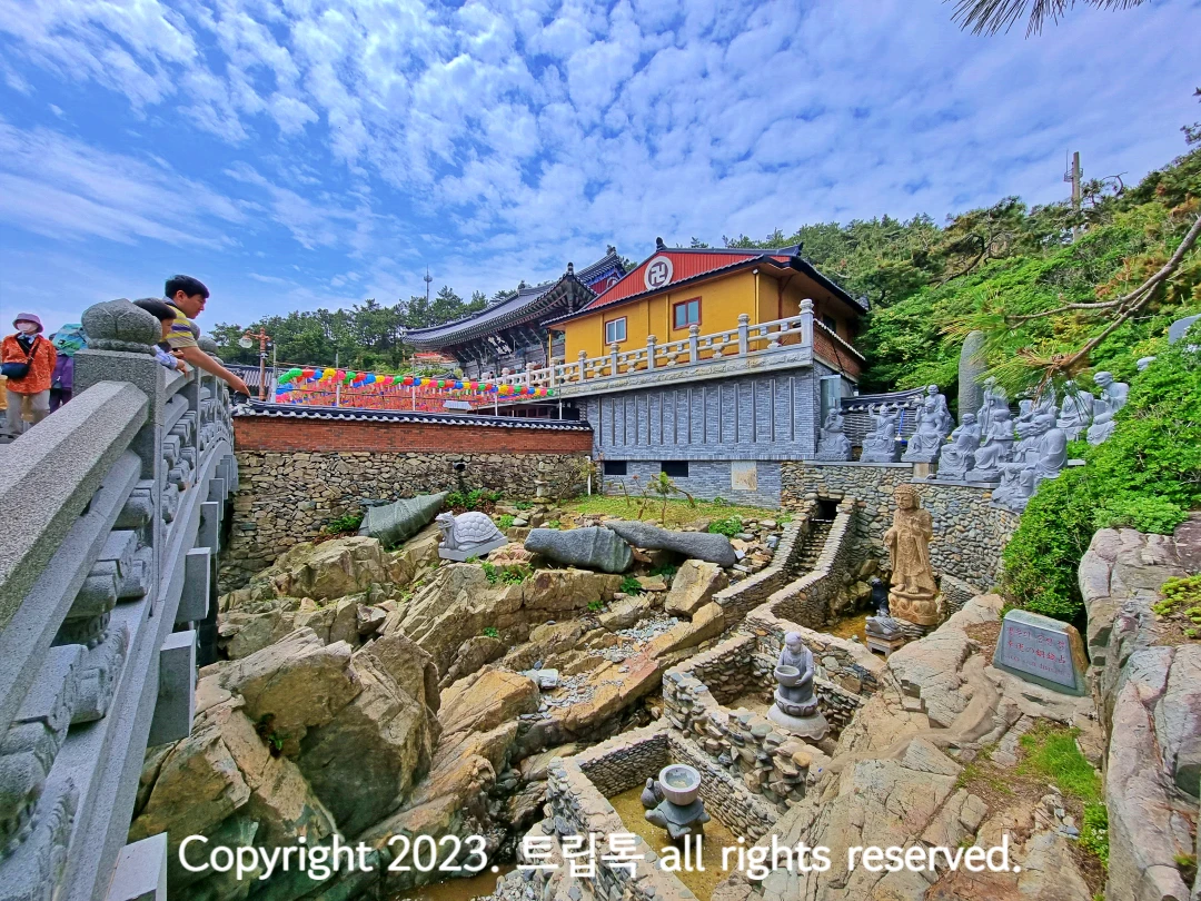 절로 다는 돌다리 아래 돌로만든 그릇들이 보이는 동전 던지는 곳의 모습이다.