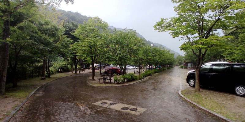 가파르진 않지만 경사가 있어 위에서 아래로 내려다보이는 사이트