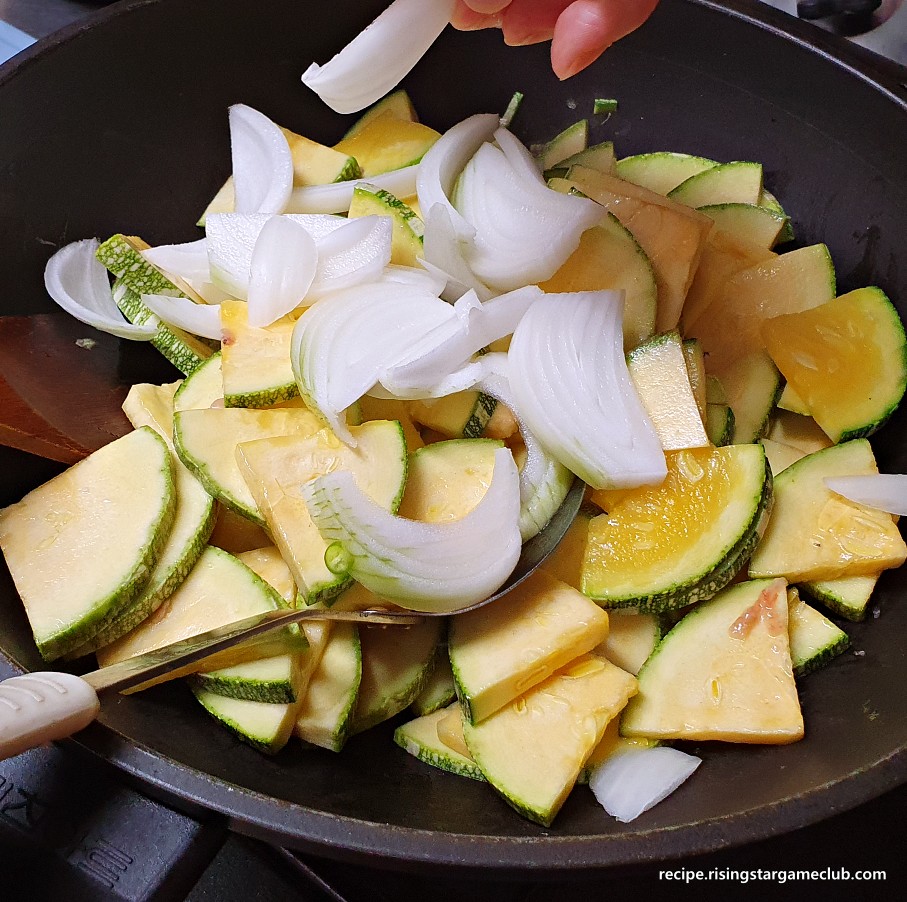 호박 볶음에 준비된 양파를 넣는 사진
