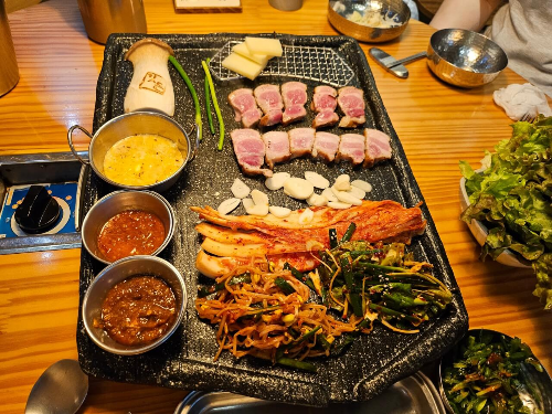 불판에 고기와 야채