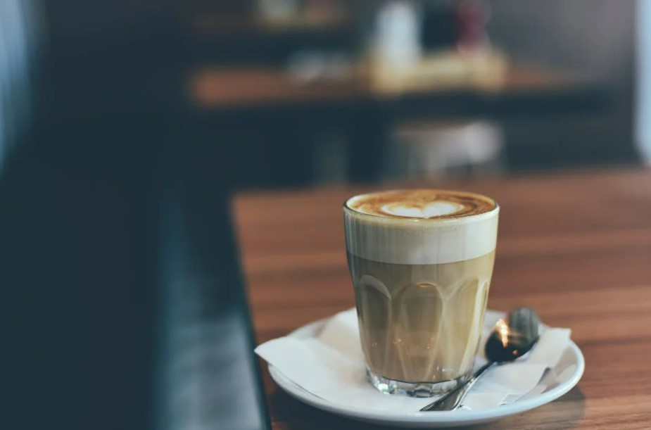 스타벅스, 한국·일본에 첫 키오스크 도입…소통보다 효율 선택한 이유는