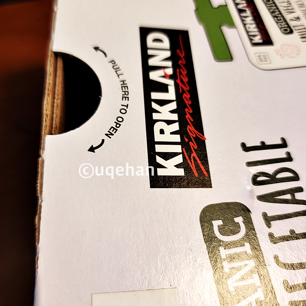 커클랜드 시그니춰 유기농 프루트 앤 베제터블 파우치 박스 윗면에 PULL HERE TO OPEN 이라고 쓰여있다.