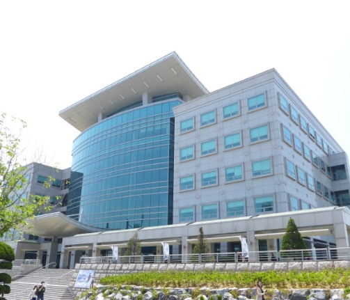 인하대학교-정석학술정보관-사진