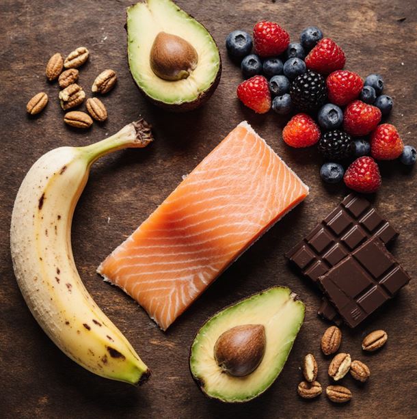 바나나, 견과류, 다크 초콜릿, 연어, 아보카도, 베리류 등이 나무 테이블 위에 정갈하게 놓인 모습