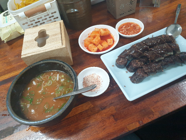 냅킨 통과 국밥 그리고 순대와 양념들이 보인다.