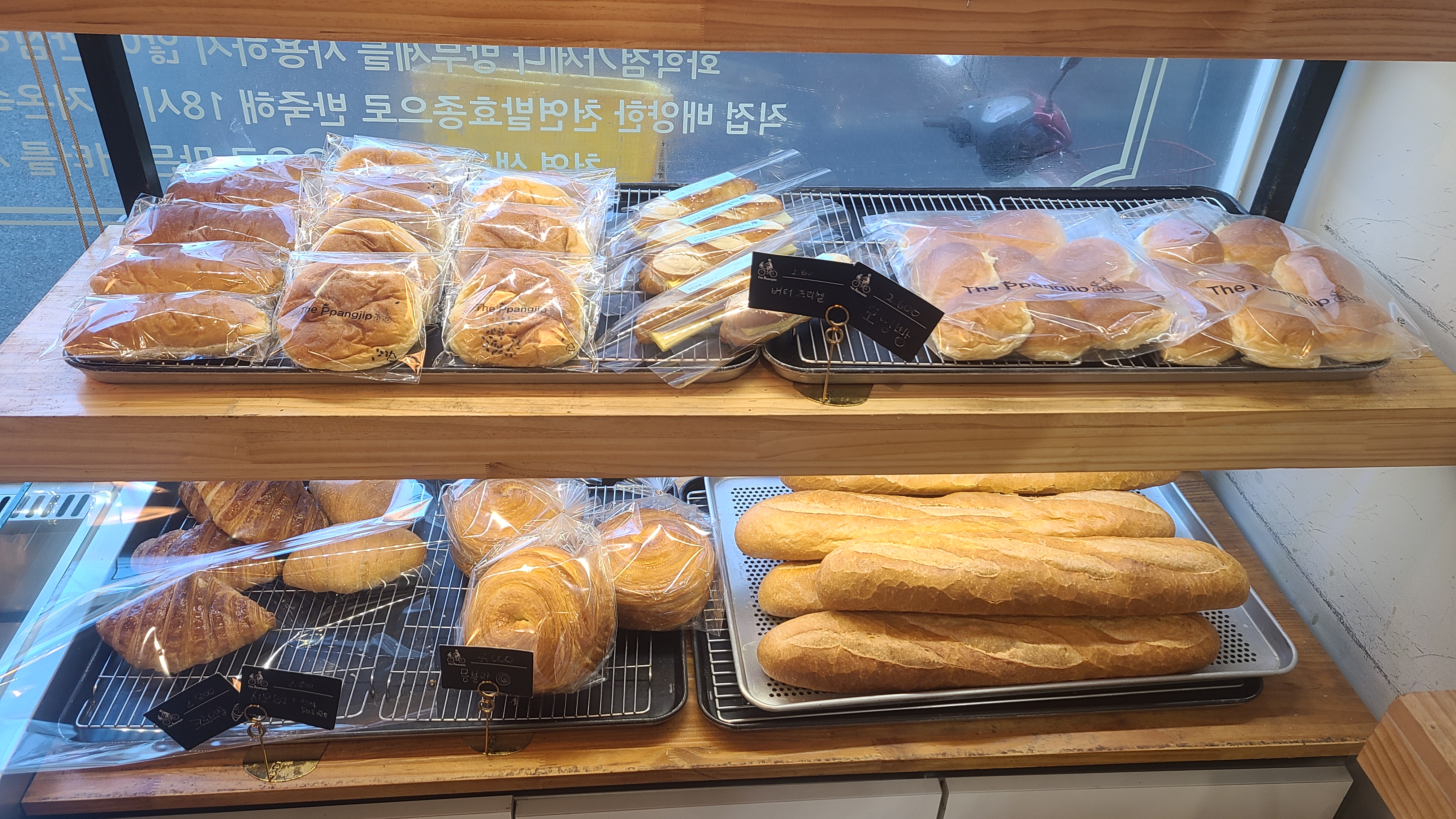 더빵집-빵진열장