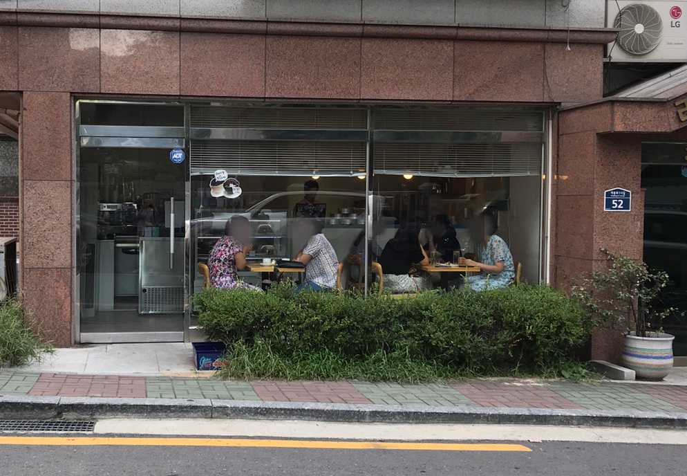 이름없는 가게 매장 외관입니다. 통 유리창으로 되어있습니다.