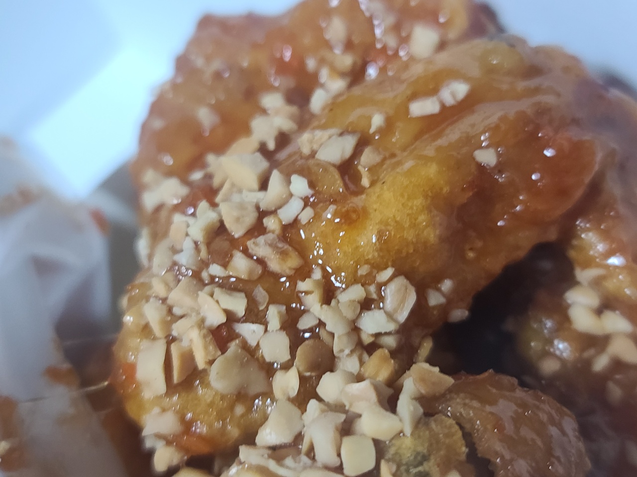 땅콩가루묻은 매운양념치킨