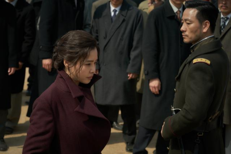 경호대장이 유령을 색출하기 위해 모인 사람들을 살펴보는 장면&#44; 차경을 보며 지나가는 장면