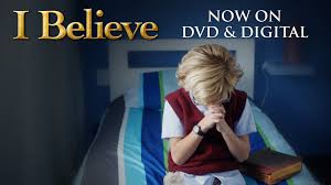 영화 아이 빌리브의 기도 장면