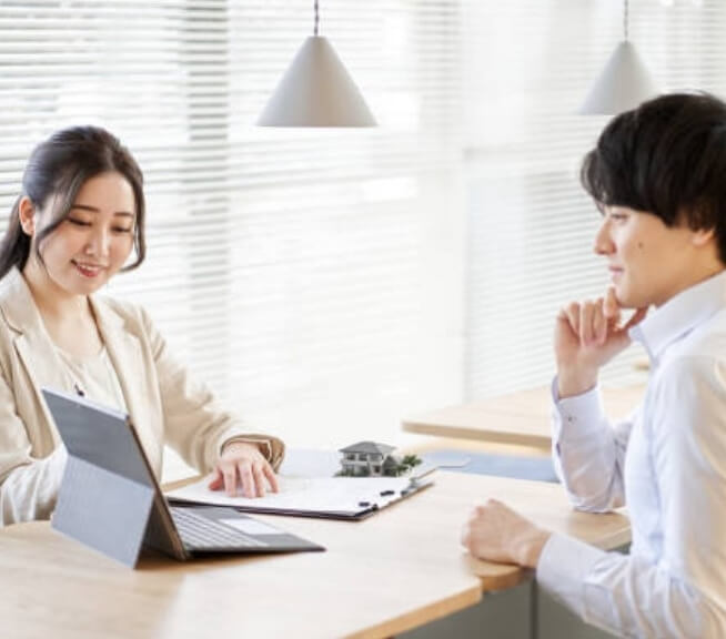 남자와-여자가-책상에-앉아서-상담하는-사진