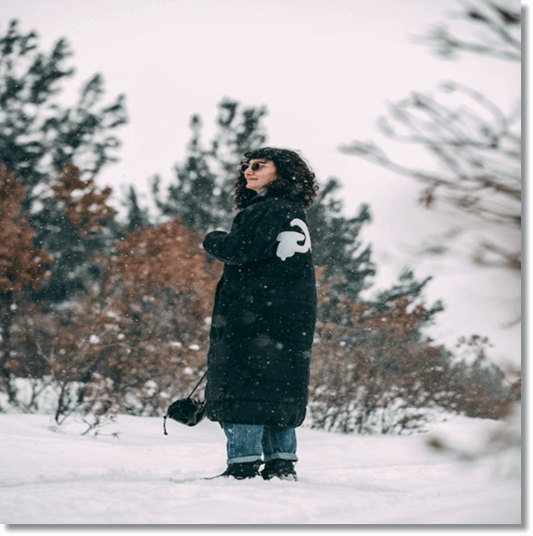 피톤치드 효능 및 효과 산림욕이 좋은 이유, 겨울에 산림욕 하는 여성