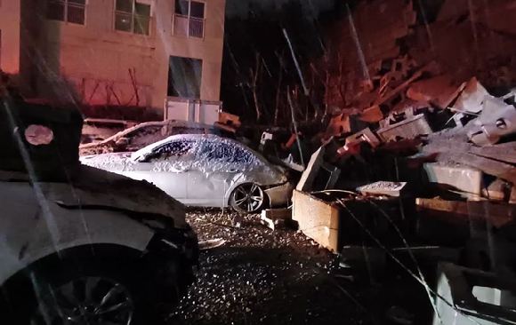 충남 태안 한 아파트에서 높이 6m짜리 옹벽이 무너져 차량 다수가 파손되는 사고가 발생했다. 사진은 지난 22일 오전 3시 20분쯤 사고가 발생한 태안군 태안읍 평천리 한 아파트 단지 내 주차장 상황. [사진=충남소방본부]