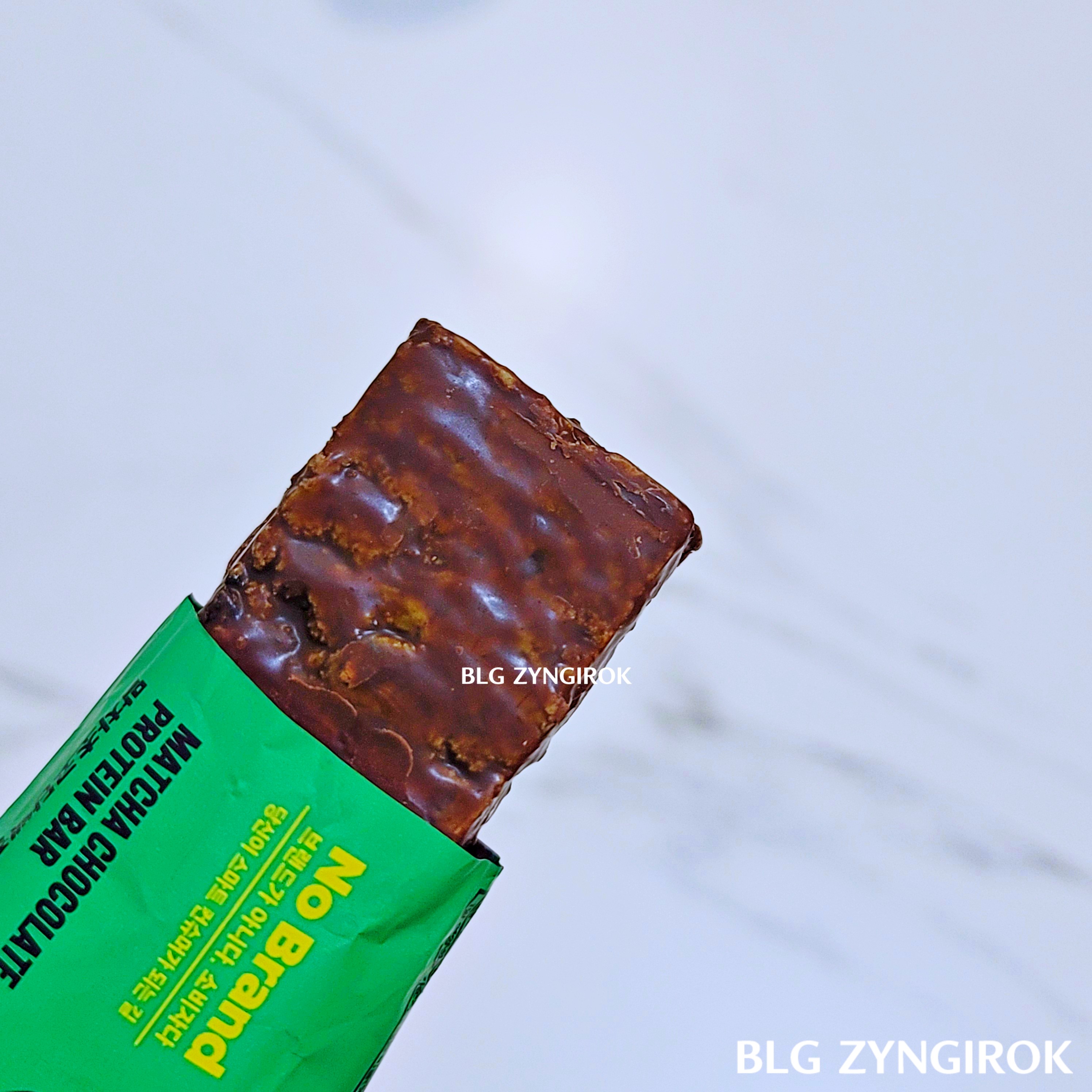 노브랜드 말차 단백질바 모습이다.