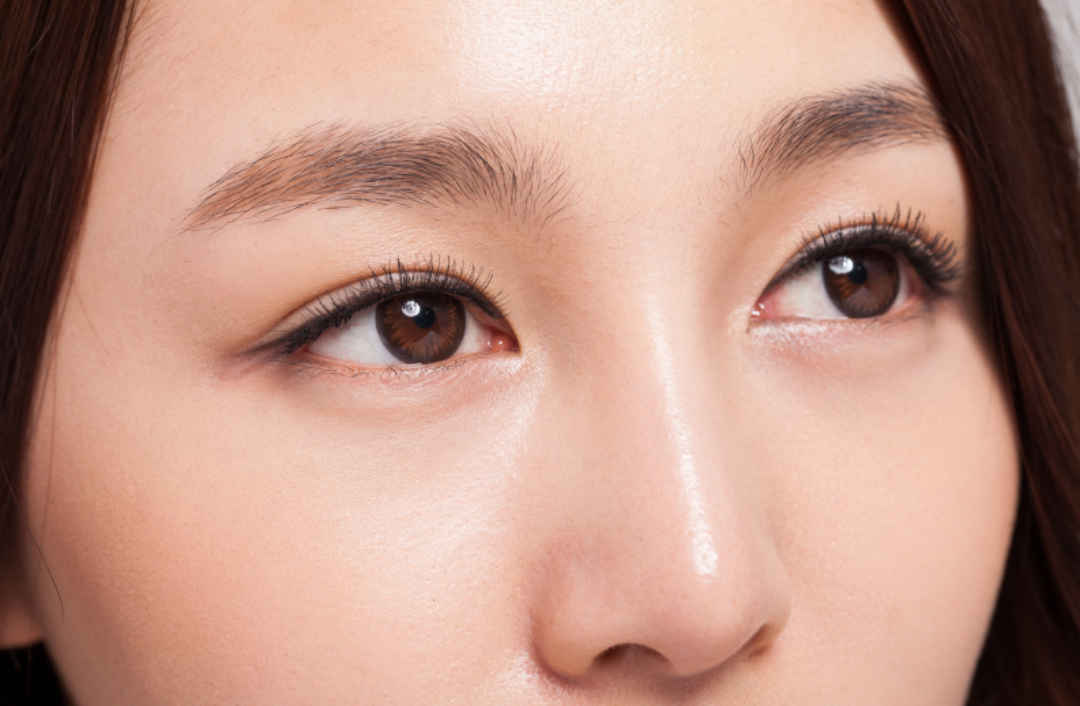 한 여성의 두 눈이 클로즈업 되어 있다.