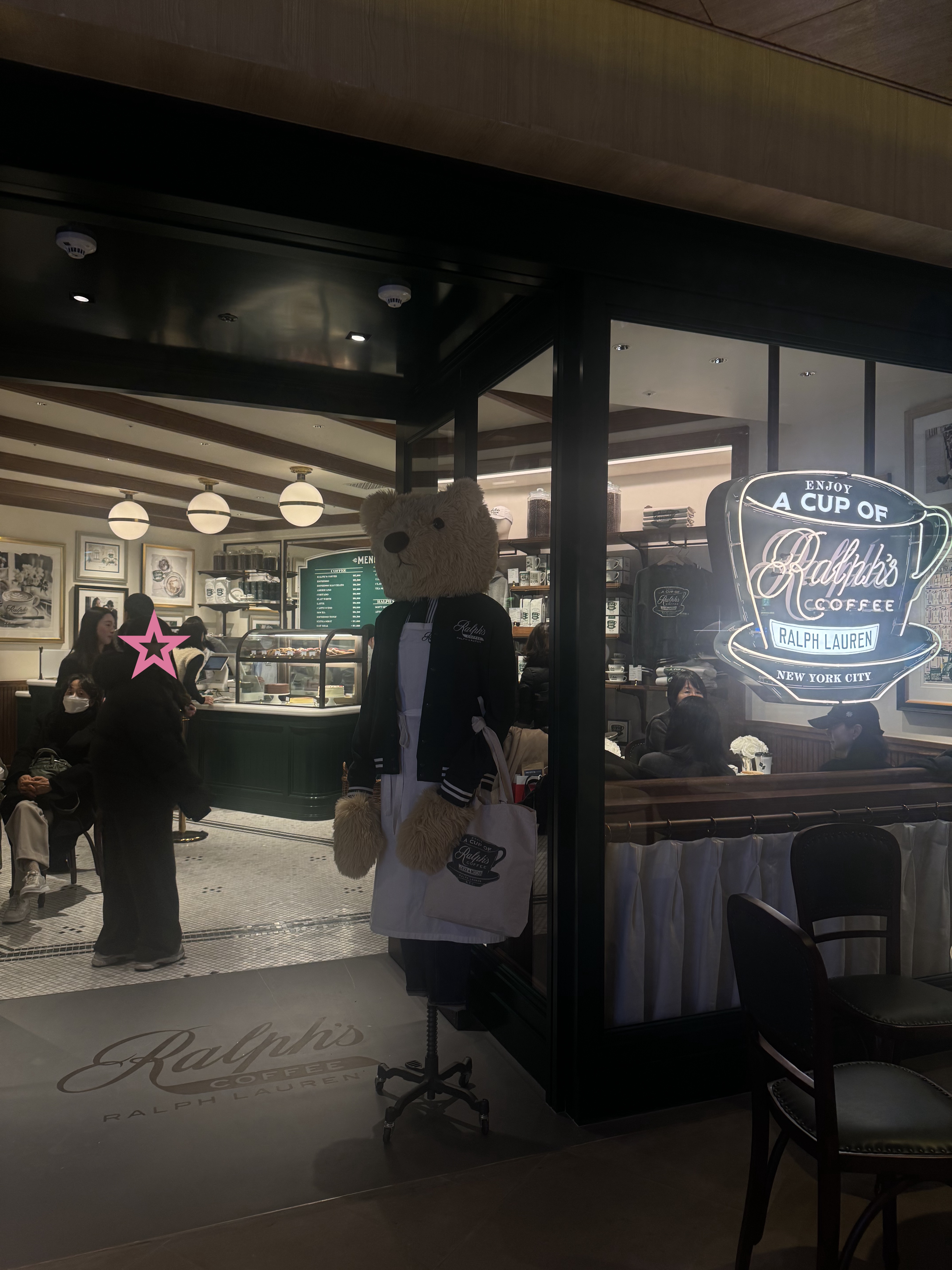 랄프스 커피 매장 앞
