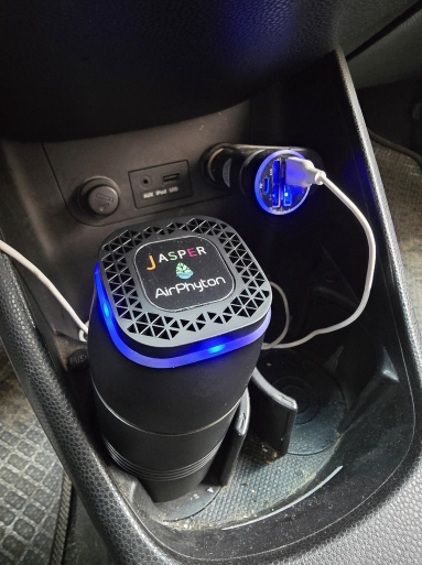 소형 차량내부 제스퍼 에어스톤을 시커책 컵꽂이에 놓은 사진입니다.