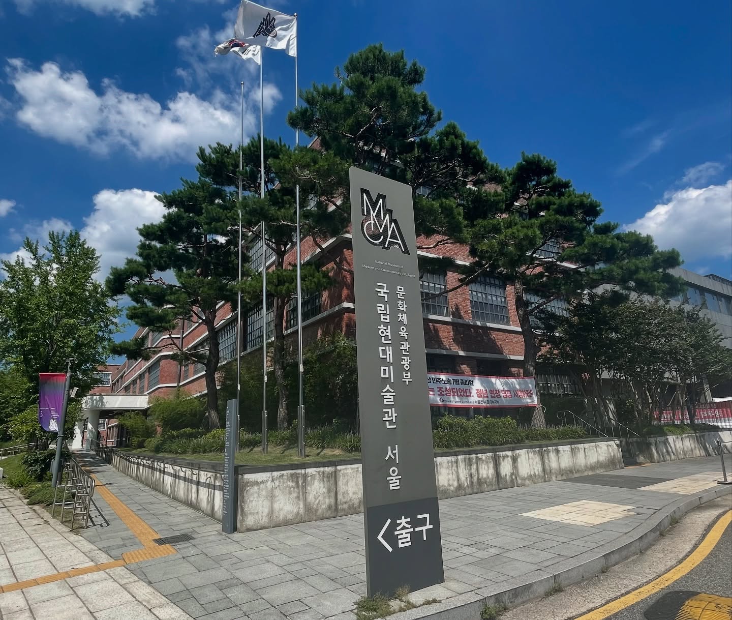 주말 이미지 1 (예: 하늘·도시 전경)
