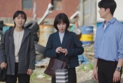 원고의 아내와 우영우 이준호가 함께 걸어가는 모습