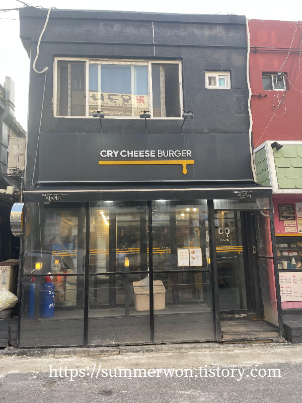 크라이치즈버거 매장 외부