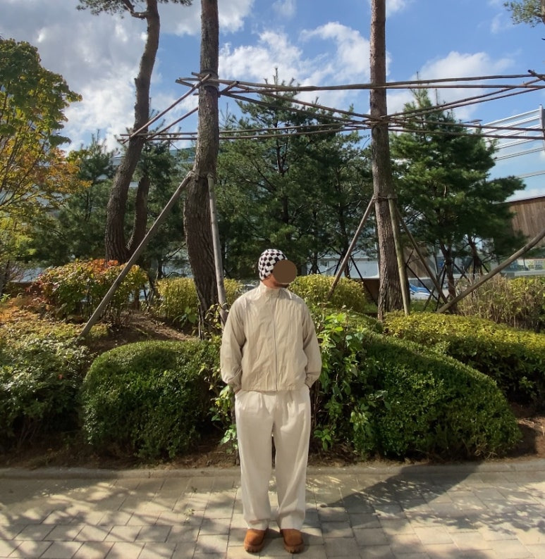 데일리룩('25. 10. 23.)마하그리드 체커보드 니트 비니, 마뗑킴 코팅 점퍼, 어커버 오버핏 티셔츠, 무신사 스탠다드 데님 와이드 벌룬 팬츠, 야세 남자엔지니어부츠 웨스턴부츠