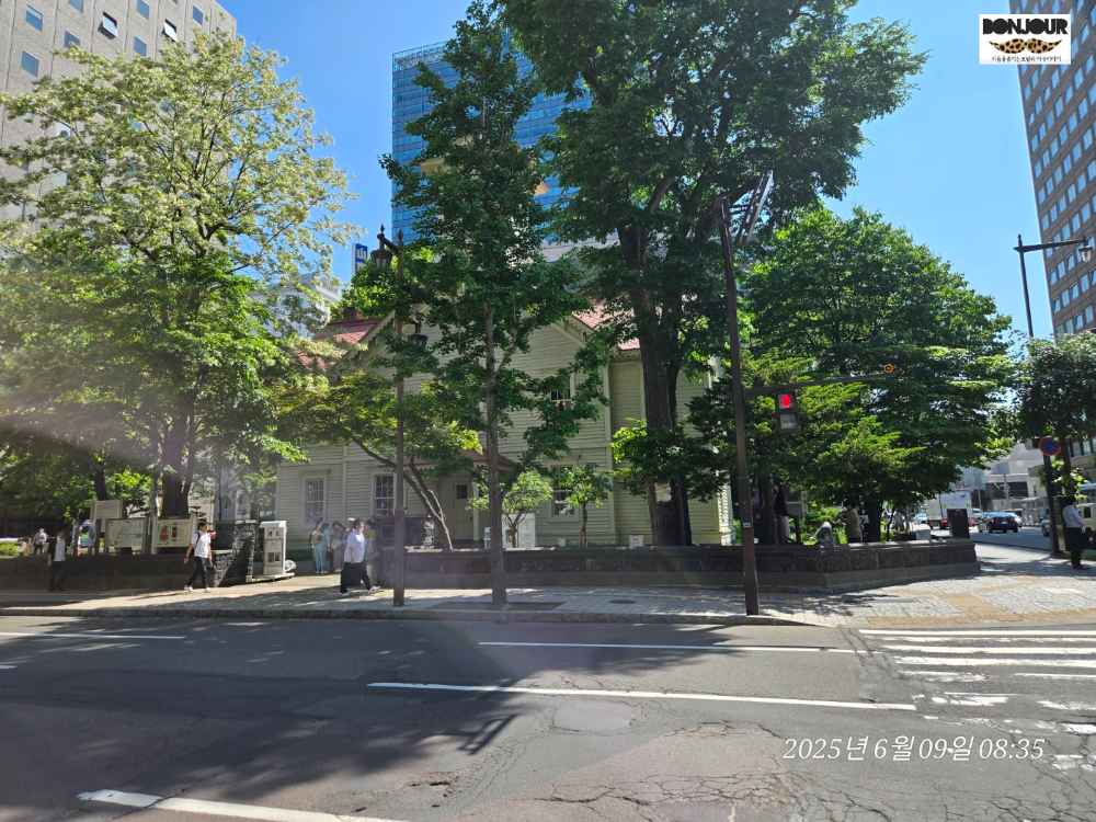 삿포로 시계탑 외부 전경 및 아침 풍경