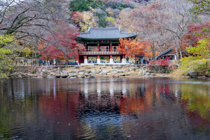 맑은 계곡물 위에 세워진 백양사의 쌍계루