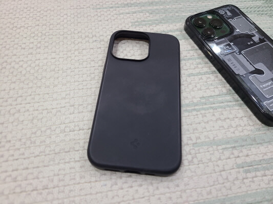 슈피겐 아이폰13 프로 실리콘 케이스