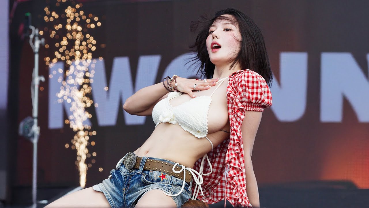 가수 권은비 2025 워터밤 무대