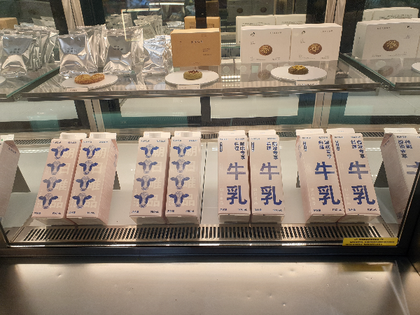 헤이티 냉장 진열장에 놓여 있는 우유들.