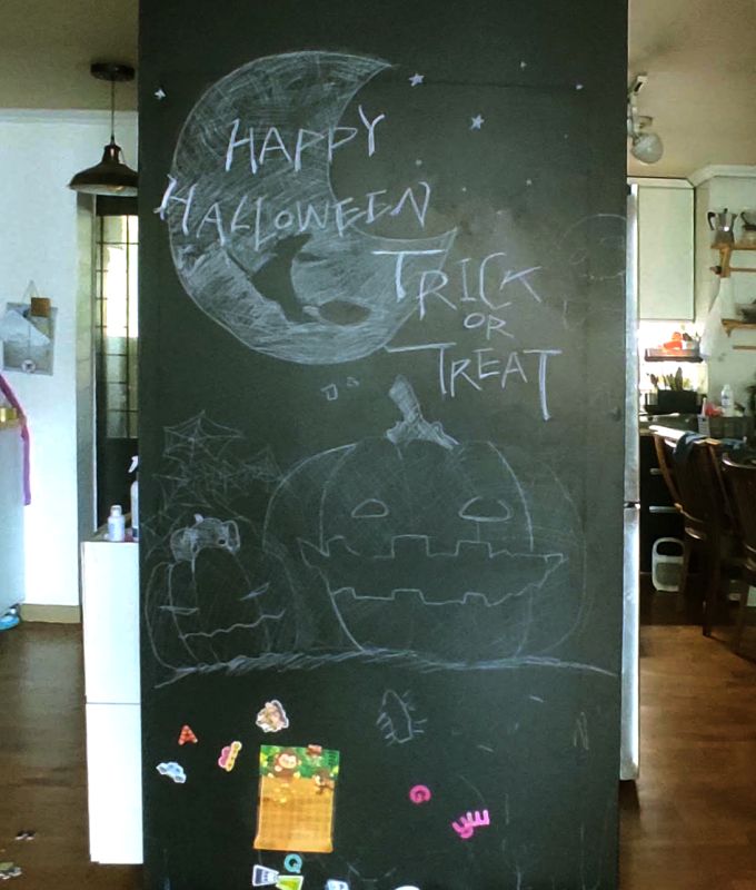 물칠판 시트지를 발라놓은 거실벽면에 할로윈 그림을 그려놓은 사진